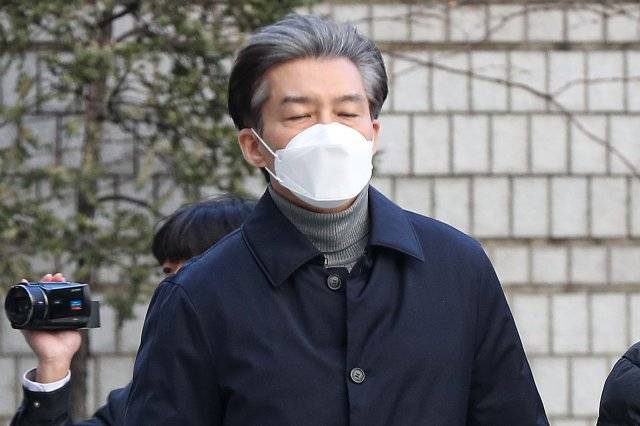 조국 전 법무부 장관이 3일 오후 서울 서초구 서울지방법원에서 열린 1심 선고 공판에 출석하고 있다. 2023.2.3. 뉴스1