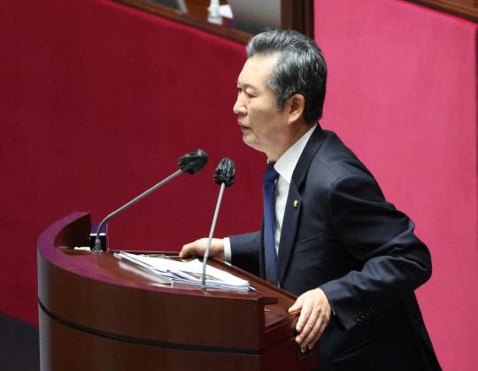 정청래 민주당 의원이 6일 오후 열린 국회 정치·외교·통일·안보 분야 대정부질문에서 질문하고 있다. 연합뉴스