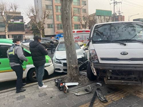 견인차가 중앙선 넘어 차량 4대 연쇄 충돌…1명 사망 [광진소방서 제공]