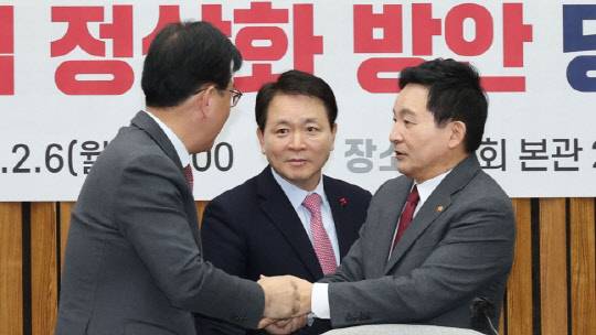 원희룡 국토교통부 장관이 6일 오전 서울 여의도 국회에서 열린 화물 운송산업 정상화 방안 당정협의회에 참석하며 성일종 국민의힘 정책위의장, 송언석 원내수석부대표와 인사하고 있다. <연합뉴스>