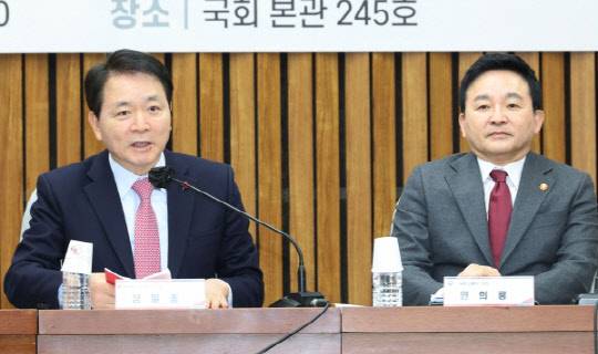 성일종 국민의힘 정책위의장이 6일 국회에서 열린 화물 운송 산업 정상화 방안 당정 협의회에서 발언하고 있다. <연합뉴스>