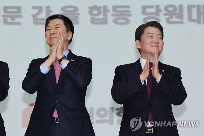 국민의힘 김기현 당 대표 후보(왼쪽)와 안철수 당 대표 후보가 5일 오후 서울 동대문구청 대강당에서 열린 국민의힘 동대문구 갑을 합동 당원대회에서 기념촬영을 위해 단상에 올라가 있다. 사진=연합뉴스