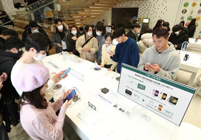 삼성 디지털프라자 홍대본점에 마련된 갤럭시 스튜디오에서 방문객들이 '갤럭시 S23' 시리즈를 체험하고 있다. 삼성전자 제공