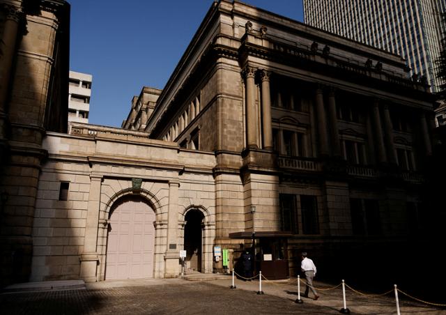 지난 1월 18일 도쿄의 일본은행 건물에 한 남성이 걸어 들어가고 있다. 도쿄=로이터 연합뉴스