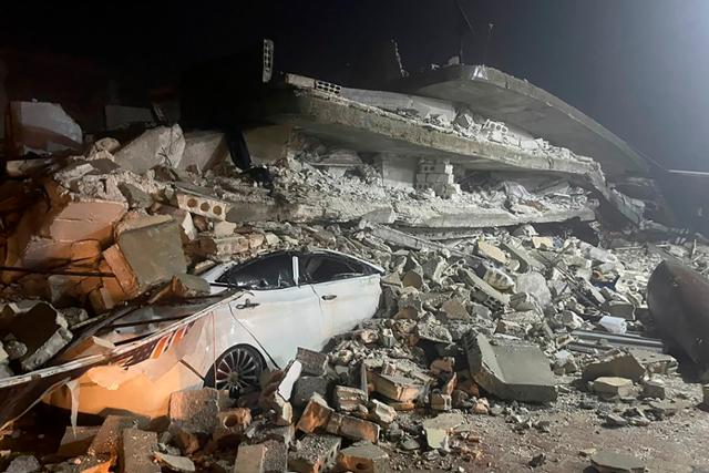 6일(현지시간) 튀르키예 남부 지카흐라만마라슈주 인근에서 발생한 규모 7.8의 강진으로 시리아 이들리브주 아즈마에 있는 건물이 무너져 차량이 깔려 있다. 아즈마=AP 뉴시스