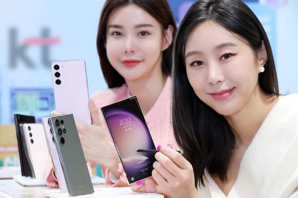 KT가 오는 7일부터 13일까지 7일간 전국 KT 매장 및 공식 온라인몰 KT 샵에서 삼성전자 갤럭시 S23 시리즈 사전예약을 진행한다고 6일 발표했다. 사진은 모델들이 KT ‘갤럭시 S23 시리즈’ 사전예약을 소개하고 있는 모습. [사진=KT]