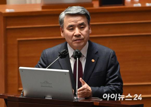 이종섭 국방부 장관이 6일 오후 서울 여의도 국회 본회의장에서 열린 정치·외교·통일·안보 분야 대정부 질문에서 태영호 국민의힘 의원의 질의에 답하고 있다. [사진=김성진 기자]