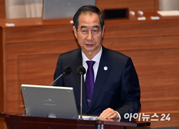 한덕수 국무총리가 6일 오후 서울 여의도 국회 본회의장에서 열린 정치·외교·통일·안보 분야 대정부 질문에서 홍영표 더불어민주당 의원의 질의에 답하고 있다. [사진=김성진 기자]