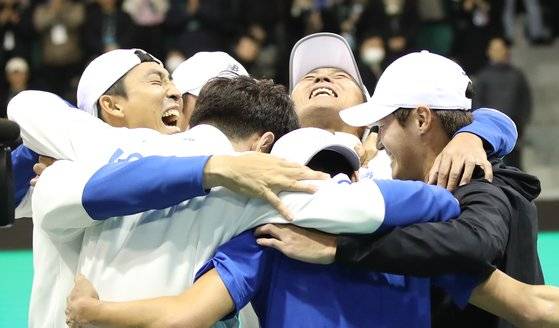 데이비스컵 최종 본선 진출전에서 강호 벨기에를 물리친 뒤 얼싸안고 기뻐하는 한국 남자 테니스 대표팀 선수들. 전날 2패를 당한 한국은 이날 3연승을 거두며 기사회생했다. [뉴스1]