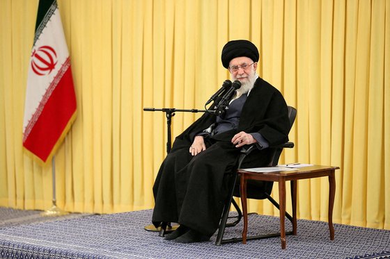 이란 최고지도자 아야톨라 세예드 알리 하메네이가 지난 3일 이란 수도 테헤란에서 10대 소녀들과 대화하는 시간을 갖고 있다. 로이터=연합뉴스