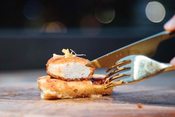 싱가포르의 한 식당에서 실험실에서 만든 치킨 너겟을 메뉴로 내놓고 있다. 싱가포르는 모든 대체육 판매를 허용한 최초의 국가다. [AFP=연합뉴스]