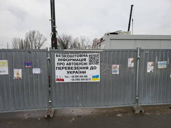 지난달 28일(현지시간) 폴란드 바르샤바의 길거리 벽에 우크라이나와 폴란드의 국기가 나란히 붙어있다. 바르샤바=김홍범 기자