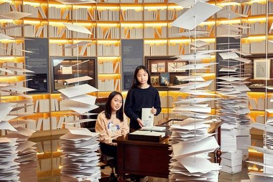 나예현(왼쪽)·김윤슬 학생기자가 송파책박물관을 찾아 레지스트라에 대해 알아봤다.