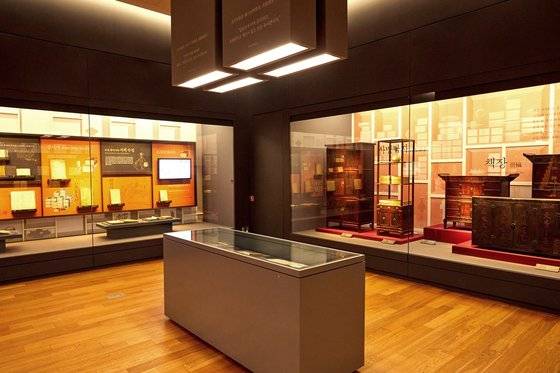 레지스트라가 등록·관리하는 박물관의 소장품은 전시를 통해 관람객에게 공개된다. 전시에 필요한 소장품 출납 역시 레지스트라가 담당한다.