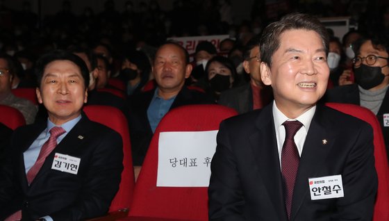 국민의힘 당대표 후보인 김기현(왼쪽), 안철수 의원이 5일 오후 서울 동작구문화원에서 열린 동작구갑 당협 당원 대회에 참석해 나란히 앉아 있다. 뉴스1