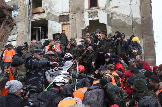 6일(현지시간) 규모 7.8의 지진이 발생한 시리아에서 붕괴된 건물에 깔린 피해자를 구조하는 모습. 로이터=연합뉴스