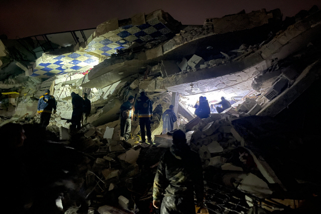▲ 시리아 구조대원과 민간인들이 지진 발생 후 무너진 건물 잔해 속에서 희생자와 생존자를 찾고 있다. 시리아 북부 시골지역인 터키와 국경을 맞대고 있는 시리아 이드리브 지방에서 6일 규모 7.8의 지진이 발생했다. 연합뉴스