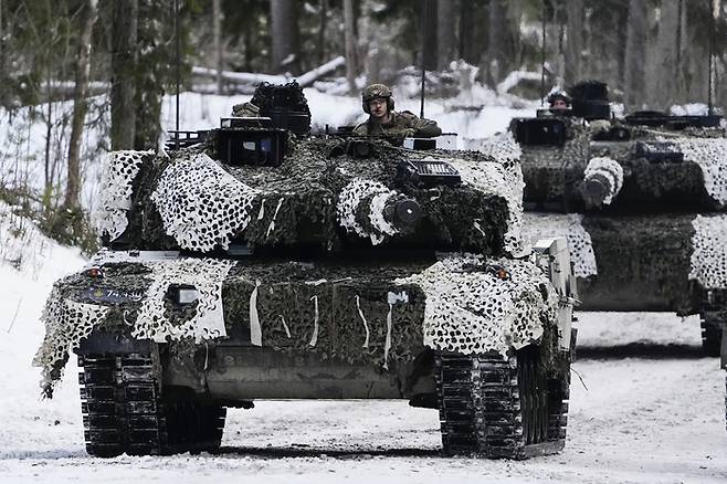 덴마크의 레오파드 2A7 전차가 지난 5일(현지시간) 에스토니아 타파 근처에서 동계 훈련 중 이동하고 있다. AP연합뉴스