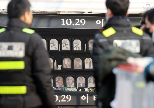 On February 5, the one hundredth day after the Halloween crowd crush in Itaewon, the police monitor the situation near the joint memorial center for victims of the crowd crush set up by a civic group and the group representing the victims’ families in Seoul Square Saturday. The Seoul metropolitan government notified the civic organizations that the city would execute the administrative order by proxy if they failed to voluntarily remove the facility by 1 p.m. February 6. Su Sung-il, Senior Reporter