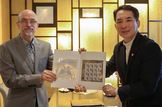 박민식 국가보훈처장이 지난 4일 영국 런던에서 어니스트 토머스 베델의 손자를 만나 베델 기념우표집을 전달하고 있다. 보훈처 제공