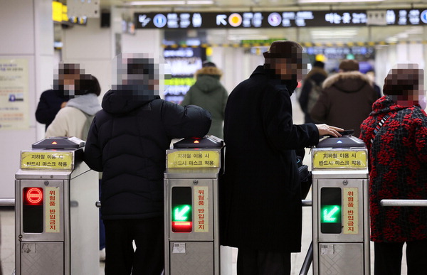 6일 오후 서울 지하철 종로3가역에서 노인이 개찰구를 통과하고 있는 모습. 연합뉴스
