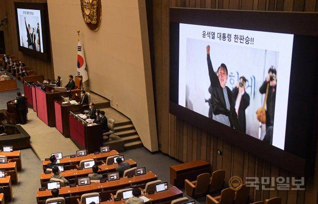 태영호 국민의힘 의원이 6일 서울 여의도 국회에서 열린 제403회 국회(임시회) 제2차 본회의 정치·외교·통일·안보 분야 대정부질문에서 "윤석열 대통령 한판승"이 적힌 PPT 화면을 띄운 채 질의하고 있다.