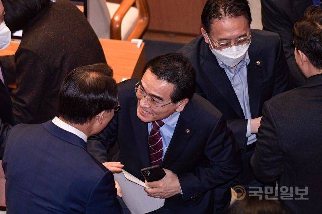 태영호 국민의힘 의원이 6일 서울 여의도 국회에서 열린 제403회 국회(임시회) 제2차 본회의 정치·외교·통일·안보 분야 대정부질문에서 질의를 마친 뒤 국민의힘 의원들과 인사하며 나서고 있다.