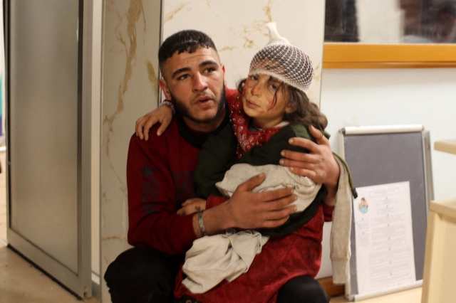 6일(현지시간) 시리아 알레포주 북부 아자즈 타운의 한 병원에서 인근 튀르키예에서 일어난 규모 7.8 강진 여파로 부상한 소녀가 치료를 기다리고 있다. AFP 연합뉴스