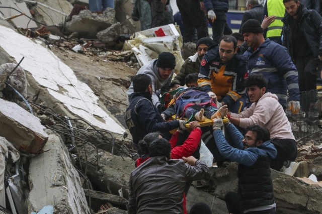 6일(현지시간) 튀르키예 남부 아다나의 붕괴한 건물에서 부상자를 옮기는 구조대 모습. 연합뉴스