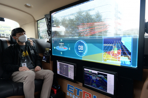 한국전자통신연구원(ETRI)이 개발한 자율주행차 내부의 투명 디스플레이 시연 모습. 한국전자통신연구원 제공