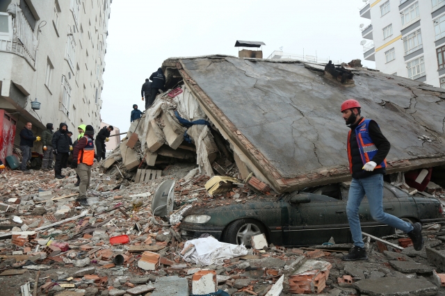 6일(현지시간) 구조대원들이 지진으로 붕괴한 튀르키예 남동부 디야르바크르의 한 건물에서 실종자를 수색하고 있다. 로이터 연합뉴스