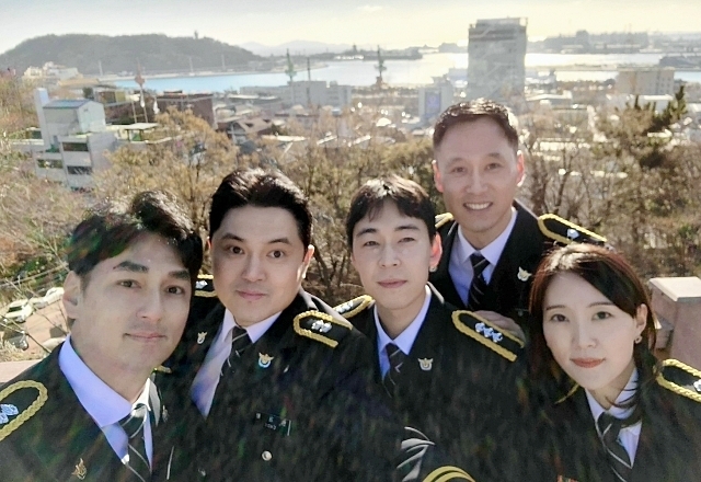 최재황 인천중부경찰서 지능범죄수사팀장(왼쪽 2번째)과 팀원들. 중부서 제공