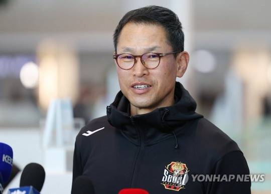 FC서울 안익수 감독이 6일 인천국제공항 제2여객터미널에서 일본 가고시마로 동계 전지 훈련을 떠나기 전 취재진과 인터뷰하고 있다. [연합뉴스]