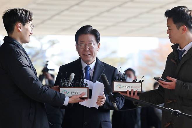 지난달 28일 이재명 더불어민주당 대표가 서울중앙지검에 출석하는 도중 발언하고 있다. (사진=연합뉴스)