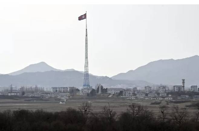 경기도 파주시 판문점 3초소에서 바라본 북한의 기정동 마을의 모습. [사진 = 사진공동취재단]