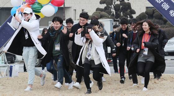 서울 관악구 서울대학교에서 열린 2018 새내기 오리엔테이션에서 신입생들이 교정을 뛰어가고 있다. 사진과 기사 내용은 관계 없음 /사진=뉴스1