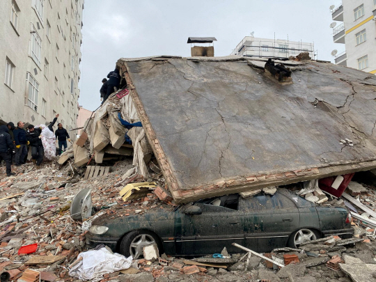 튀르키예(터키) 동남부에서 6일 규모 7.8 강진이 발생한 가운데 디야르바키르에서 무너진 건물 잔해를 주민들이 살펴보고 있다. 로이터 연합뉴스