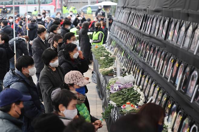 6일 시청 앞 서울광장에 마련된 10·29 이태원 참사 희생자 합동분향소를 찾은 시민들이 조문하고 있다. [연합]