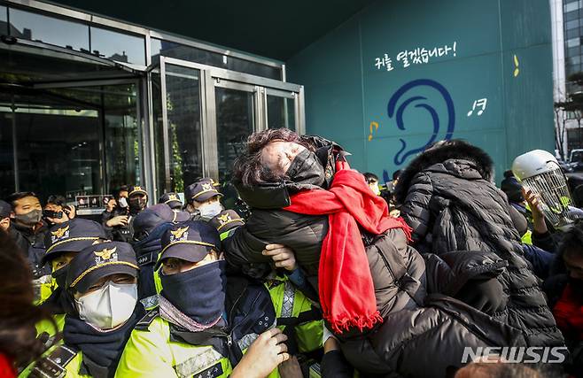 [서울=뉴시스] 정병혁 기자 = 6일 오전 서울 중구 서울광장에 설치된 이태원참사 분향소에서 유가족들이 시청 진입을 시도하던 도중 경찰과 충돌하고 있다. 2023.02.06. jhope@newsis.com