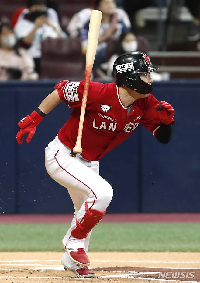 [서울=뉴시스] 정병혁 기자 = 4일 오후 서울 구로구 고척스카이돔에서 열린 2022 KBO 한국시리즈 3차전 SSG 랜더스와 키움히어로즈의 경기, 1회초 1사 주자없는 상황 SSG 최지훈이 안타를 치고 있다. 2022.11.04. jhope@newsis.com