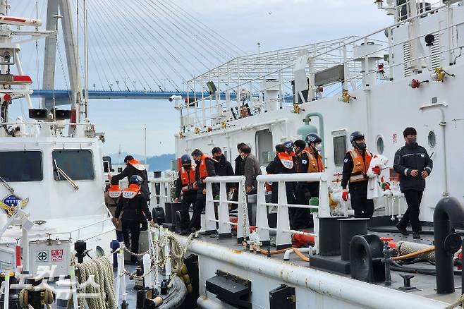 청보호 실종자 가족들이 6일 사고해역으로 이동하기 위해 해경 함정에 오르고 있다. 박요진 기자