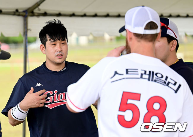 [OSEN=괌(미국), 김성락 기자] 3일 오후(현지시간) 괌 데데도 스포츠 컴플랙스(Dededo Sports Complex)에서 롯데 자이언츠의 2023시즌 스프링캠프가 진행됐다.롯데는 이번 시즌 FA 시장에서 유강남(4년 80억 원), 노진혁(4년 50억 원), 한현희(3+1년 40억 원)를 영입했고 방출선수 시장에서도 투수 김상수, 윤명준, 차우찬, 포수 이정훈, 외야수 안권수 등을 영입, 뎁스를 대폭 확충했다. 롯데 유강남이 스트레일리와 이야기를 나누고 있다. 2023.02.03 /ksl0919@osen.co.kr