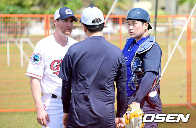 [OSEN=괌(미국), 김성락 기자] 4일 오전(현지시간) 괌 데데도 스포츠 컴플랙스(Dededo Sports Complex)에서 롯데 자이언츠의 2023시즌 스프링캠프가 진행됐다.롯데는 이번 시즌 FA 시장에서 유강남(4년 80억 원), 노진혁(4년 50억 원), 한현희(3+1년 40억 원)를 영입했고 방출선수 시장에서도 투수 김상수, 윤명준, 차우찬, 포수 이정훈, 외야수 안권수 등을 영입, 뎁스를 대폭 확충했다. 롯데 반즈, 유강남이 불펜피칭을 마친 뒤 이야기를 나누고 있다. 2023.02.04 /ksl0919@osen.co.kr