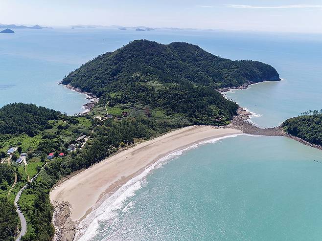 하의도 신도해수욕장. 백사장 뒤편에 곰솔숲이 울창해 산책하기에 좋다.