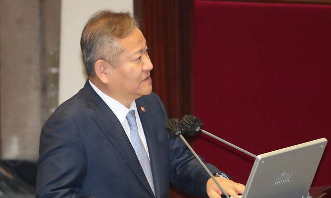 이상민 행정안전부 장관이 6일 서울 여의도 국회에서 열린 정치·외교·통일·안보 분야 대정부질문에서 정청래 더불어민주당 의원의 질의에 답하고 있다. 뉴스1