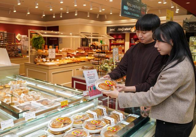 6일 서울 용산구 이마트 매장에서 고객이 신세계푸드 대안육 ‘베러미트’의 식물성 패티로 만든 ‘베러미트 버거’를 구입하고 있다. 베러미트 버거에는 육류 패티 대신 베러미트 식물성 패티가 들어간다. 대두단백, 식이섬유 등 100% 식물성 재료로 만들어져 동물성 지방, 콜레스테롤도 없다. 사진 제공=신세계푸드