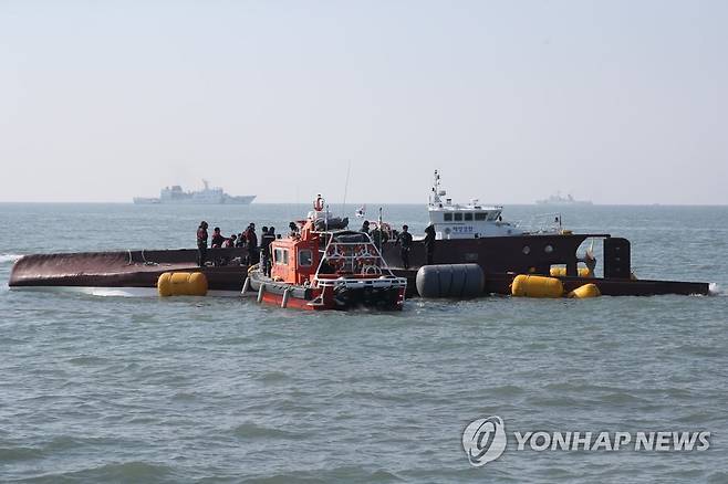 실종자 수색 이어지는 청보호 전복사고 해역 [연합뉴스 자료사진]