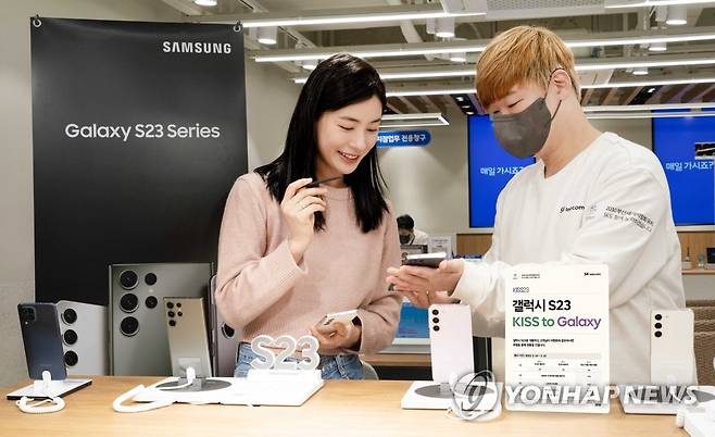 SK텔레콤, 갤럭시 S23 시리즈 관련 'KISS23 캠페인' 진행 (서울=연합뉴스) SK텔레콤이 오는 14일부터 개통이 진행되는 갤럭시 S23/S23+/S23 울트라의 구매고객에게 'KISS23' 캠페인을 통해 혜택을 제공한다고 6일 밝혔다. 사진은 SKT 공식인증대리점에서 갤럭시 S23과 예약 혜택을 소개하는 모델. 2023.2.6 [SK텔레콤 제공. 재판매 및 DB 금지] photo@yna.co.kr