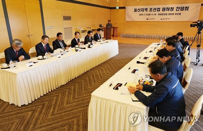 울산지역 조선업 원하청 간담회 (울산=연합뉴스) 김근주 기자 = 이정식 고용노동부 장관과 김두겸 울산시장, 현대중공업 원하청 대표 등이 참석한 가운데 6일 현대중공업 울산 본사 영빈관에서 조선업 원하청 간담회가 열리고 있다. 2023.2.6 canto@yna.co.kr