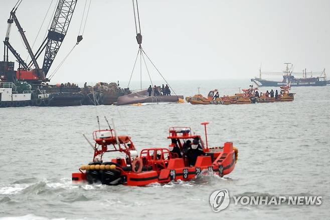 청보호 선체 내부서 5번째 실종자 발견 (신안=연합뉴스) 정회성 기자 = 통발어선 '청보호'가 뒤집히는 사고가 난 전남 신안군 임자면 대비치도 서쪽 해상에서 6일 오후 선체 인양을 위한 준비 작업이 진행 중이다. 청보호는 이틀 전 기관실에 바닷물이 들이차면서 뒤집혔다. 2023.2.6 hs@yna.co.kr